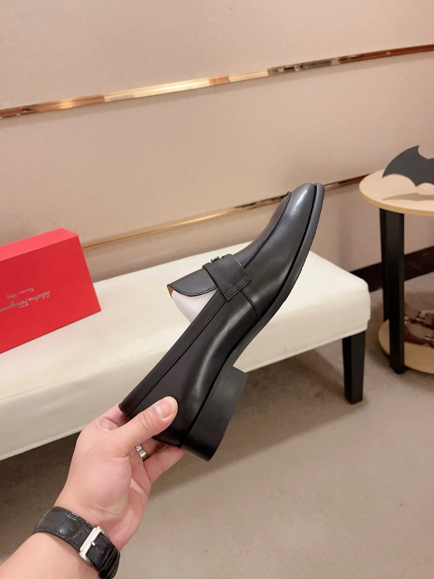 Men's shoes💰: 520💰 High version Ferragamo quality! 🆕🆕Exclusive hot-selling products in stock🔥🔥New products on the shelves, high-quality shoes, high-end driving shoes, with complete packaging! 💪 💪 Material: imported patented cowhide 🐂 + imported high-quality water-dyed cowhide lining + wear-resistant outsole 👍🏻👍🏻 Features: high-end and comfortable, purely handmade 🚀 🚀 Create the perfect shoes that suit you best 🔥 🔥 Size: (38-44) Can be customized 45 non-returnable!